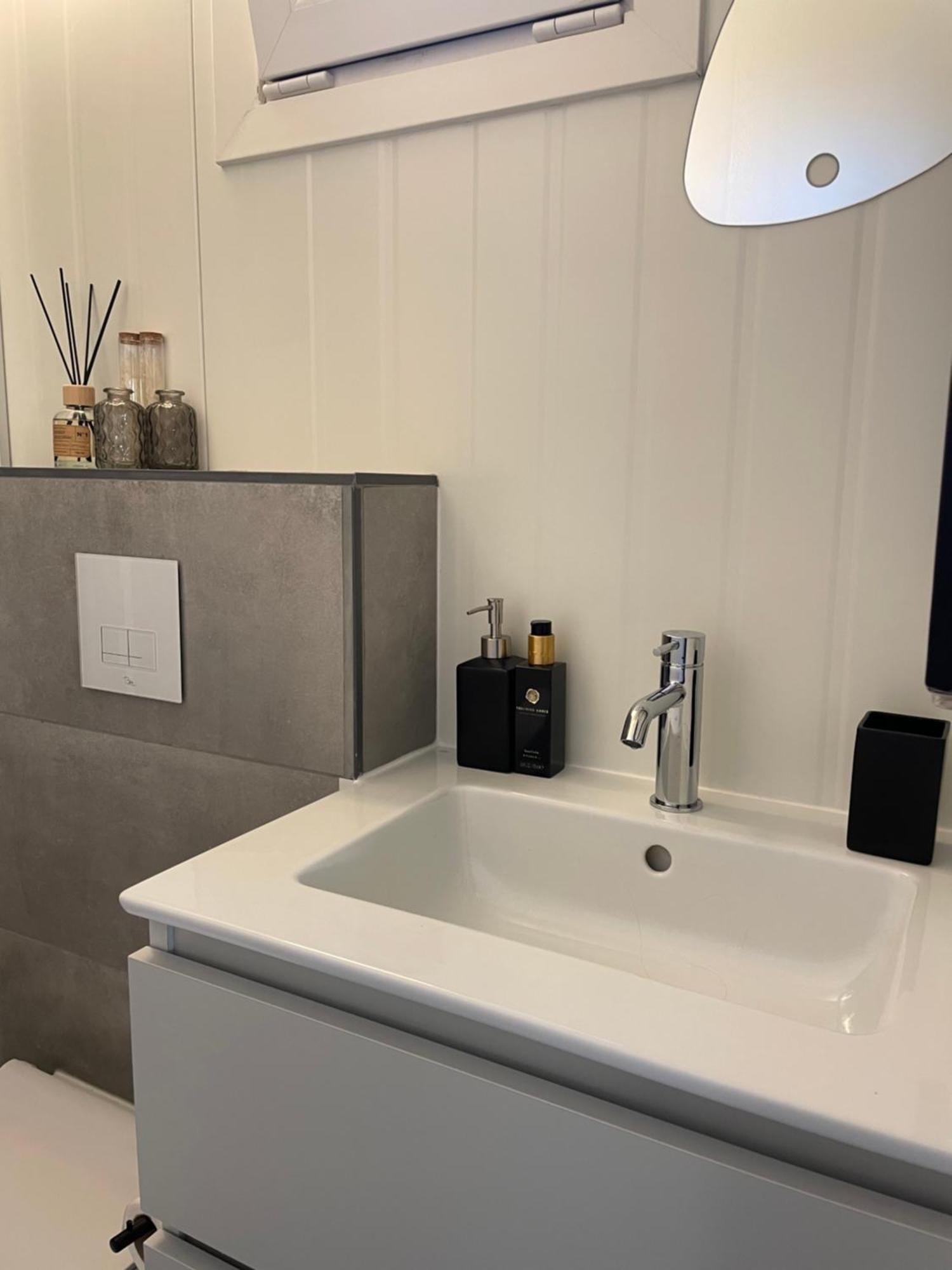 Luxe Tiny House Incl Jacuzzi En Strandhuisje In Zomerseizoen Meliskerke Exterior foto